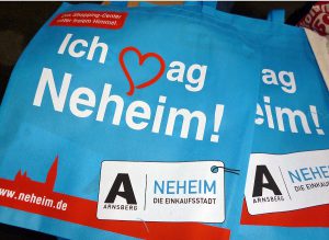 Die neuen Mehrwegtaschen mit "Ich mag Neheim" und Arnsberg-A. (Foto: oe)
