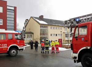 Die Feuerwehr war mit beiden Drehleitern und Einheiten aus Arnsberg, neheim und Niedereimer angerückt. (Foto: Feuerwehr)