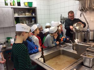 Durch Spenden der Eltern und des Küchenteams kamen 300 Euro für das Waisenhaus zusammen. (Foto: Sunderland)