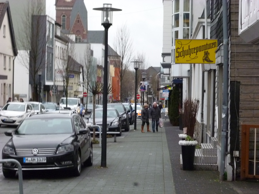 Noch so gut wie neue sind die Bürgersteige an der Apothekerstraße, die jetzt für neue Stromleitungen komplett aufgerissen werden. (Foto. oe)