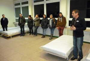 fachbereichsleiter Stephan Urny (rechts) zeigte ein mit sechs betten bestücktes ehemaliges Klassenzimmer. (Foto: oe)