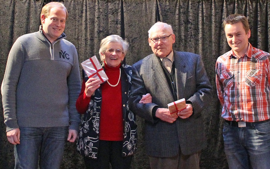 Maria Becker (90 Jahre) und Heinz Wiethoff (81 Jahre) wurden als älteste Teilnehmer des Seniorentags in Meinkenbracht geehrt. (Foto: Feuerwehr)
