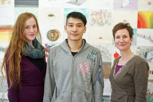 Künstler Yukihiro Taguchi mit Christiane Rogge (l.) und Kathrin Ueberholz vom Kunstverein. (Foto: Kunstverein)