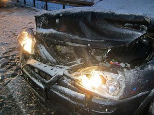 Bei Schneeglätte ist ein Arnsberger Autofahrer am Möhnesee verunglückt. (Foto: Polizei Soest)