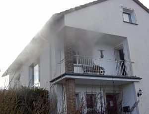Deutliche rauchentwicklung aus der brennenden Küche. (Foto: Feuerwehr Sundern)