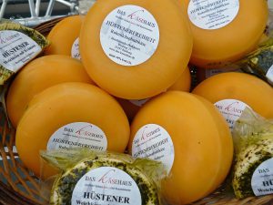Auch der beliebte Hüstener Käse ist wieder im Angebot. (Foto: oe)