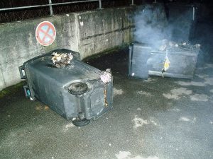 Zwei Mülltonnen brannten an der Ruhrstraße.  (Foto: Feuerwehr)