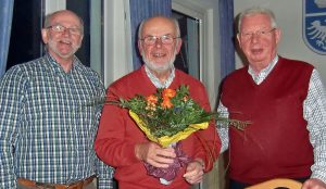 Das neue Ehrenmitglied Rainer Graf (Mitte) mit Helmutheinz Welke (links) und Wolfgang Kylian. (Foto: SGV) 