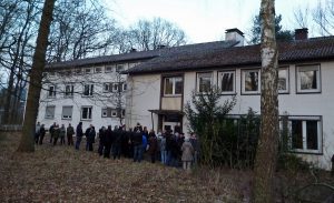 Am 16. März 2015 hatten Anwohner die gelegenheit, das als Flüchtlingsunterkunft vorgesehene ehemalige Schwesternwohnheim im Rumbecker Holz zu besichtigen. (Foto: oe)