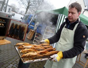 Fischzüchter Hans-Heinrich Plitt aus Saalhausen verkauft räucherfrische Edelfische. (Foto: oe).