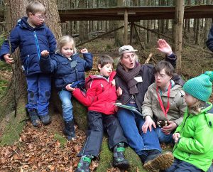 Auch der Spaß kam nicht zu kurz: Kinder mit und ohne Down-Syndrom lernen gemeinsam spielerisch alles über der Wald. (Foto: Wildwald)