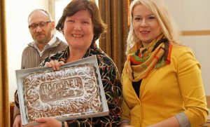 Die Russische Gruppe überreicht ein Geschenk an die stellvertretende Bürgermeisterin - von links  Michael Erchow,  Rosemarie Goldner, Elena Davydenko. (Foto: Klaus Peters)