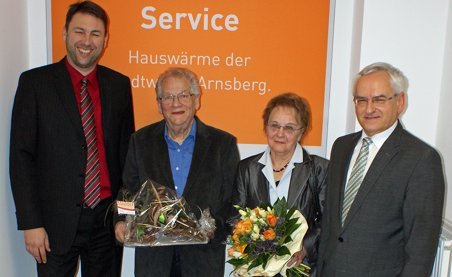 Die Karlheinz Weißer (r.) und Andre Dreißen gratulieren den Jubiläumskunden Franz und Ingeborg Kölsch. (Foto: Stadtwerke)