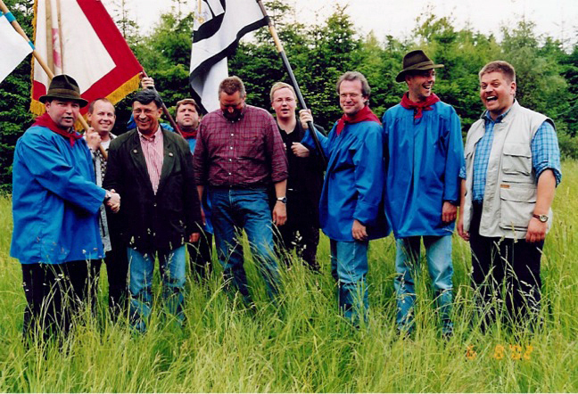 Das Foto vom Sunderner Schnadezug 2002 zeigt unter anderem Gäste aus Warstein, der Heimat von Pfarrer Michael Schmitt. (Foto: privat)