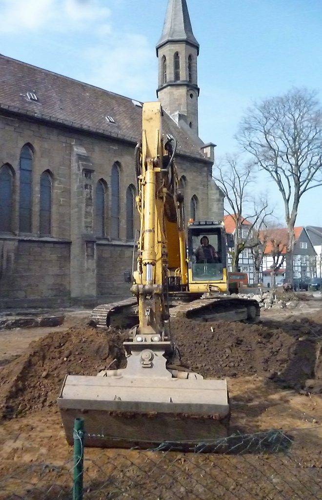 Die bauarbeiten für das neue Gemeindehaus der Evangelischen Kirchengemeinde Neheim auf der Freifläche neben der Christuskirche haben in der Woche nach Ostern begonnen. (Foto: oe)