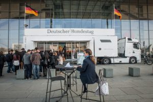 Das Infomobil des Deutschen Bundestags - hier vor em Paul-Löbe-haus in Berlin - macht drei Tage in Neheim Station. (©DBT/ Simone M. Neumann )