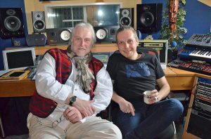 Im Hachener Tonstudio: der Komponist und Musikalische Leiter Michael Wiehagen (l.) und Toningenieur Markus Kaiser. (Foto: FBH)