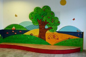 Beispiel einer hochwertige Holzspielwand, wie sie mit dem Konzerterlös für die Hüstener Kinderklinik angeschafft werden soll.