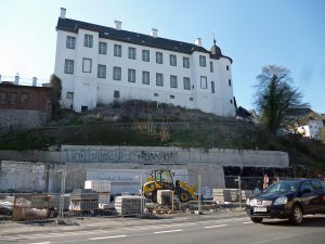 An der Stelle des abgerissenen Bankgebäudes an der ruhrstraße soll der Neubau des Sauerlandmuseums enstehen. (Foto: oe)
