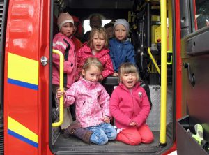 Die Kinndergartenkinder hatteen keine cheu vor dem Feuerwehrfahrzeug. (Foto: Feuerwehr)