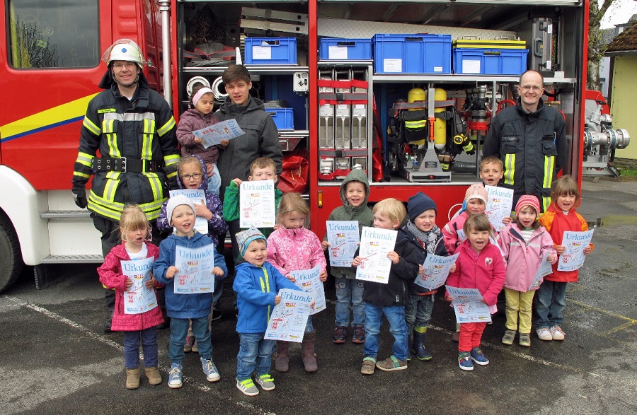 Zum Abschluss der Brandschutzerziehung im Wennigloher Kindergarten Sonnenland gab es Urkunden für die erfolgreichen Teilnehmer. (Foto: Feuerwehr)