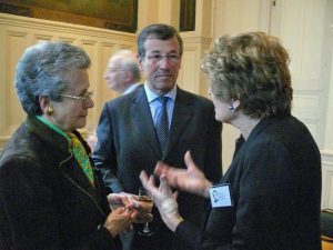 Eine der Besucherinnen bei der Eröffnung war die Gattin des ehemaligen französischen Staatspräsidenten Giscard d'Estaing (links). (Foto: Franz-Stock-Komitee)