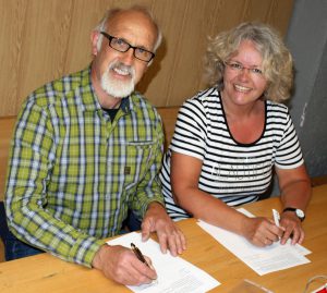 Unterzeichnung des Kooperationsvertrags zwischen Ski- und Kanu-Club und Ruth-Cohn-Schule. (Foto: RCS)
