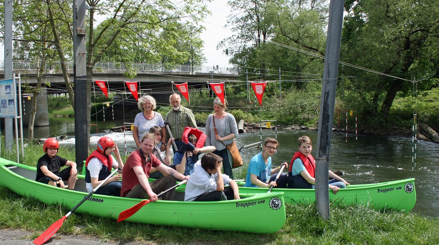 Noch ist es nur eine Trockenübung. Doch schon im Sommer wollen die Ruth-Cohn-Schüler mit Hilfe des kanuclubs und in den vom Förderverein angeschafften Booten auf der Ruhr paddeln. (Foto: Ruth-Cohn-Schule)