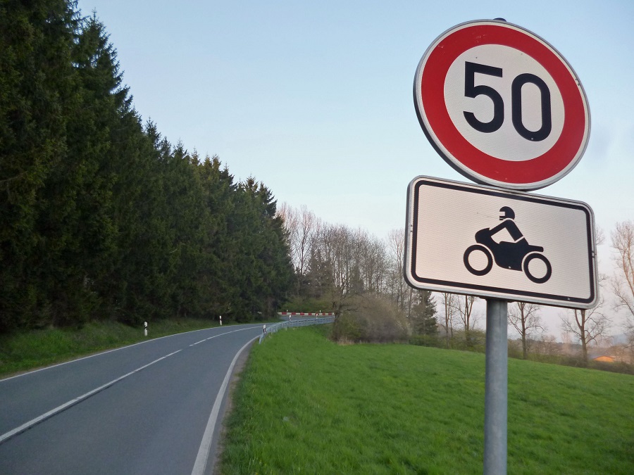 Tempobeschränkung für Motorradfahrer auf der Hellefelder Höhe. (Foto: oe)