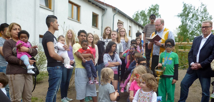 Hüstens Pastor Dietmar Röttger weihte den neuen Spilplaz am Flüchtlingsheim am Berliner Platz ein, wo derzeit rund 25 Kinder wohnen. (Foto: oe)