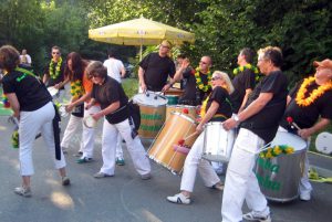 Die Gruppe Samba Piranha aus langscheid lädt auch Anfänger zu einem Samba-Workshop ein. (Foto: privat)