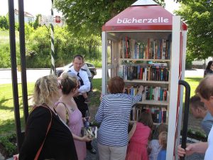 Das Interesse an der Bücherzelle war groß (Foto: Forum Wennigloh e.V.)