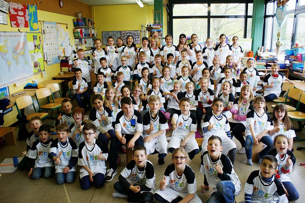 60 Trikots für die Moosfelder Grundschule sponsorten jetzt die Stadtwerke Arnsberg (Foto: Stadtwerke)