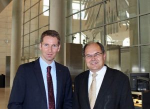 Der heimische Bundestagsabgeordnete Patrick Sensburg mit Minister Christian Schmidt im Bundestag. (Foto: CDU)