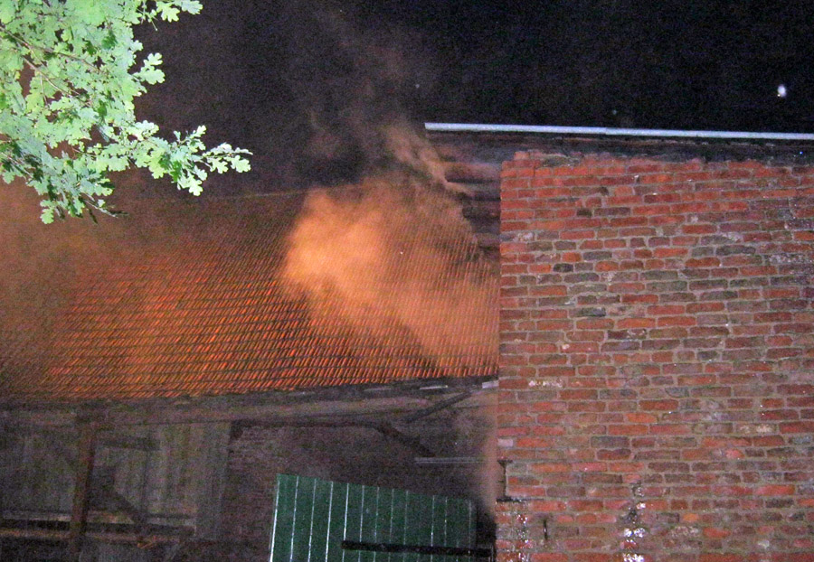 An der Sunderner Straße brannte in der nacht zu Donnerstag eine Scheune, in der die Feuerwehr Waffen und Munition fand. (Foto: Feuerwehr)