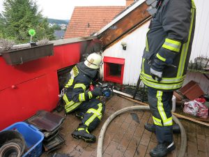 Die Arnsberger Feuerwehr rückte am Freitag, den 24. Juli zu einem gemeldeten Dachstuhlbrand nach Neheim-Bergheim aus. (Foto: Christina Severin)
