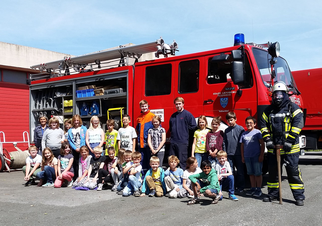 Die Löschgruppe Voßwinkel der Arnsberger Feuerwehr führte jetzt mit der Grundschule ihres Ortes eine Brandschutzerziehung durch. (Foto: Martin Neuhaus)