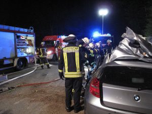 Die Arnsberger Feuerwehr wurde in der Nacht vom 11. auf den 12. Juli zu einem tödlichen Verkehrsunfall auf der Landstraße zwischen Oeventrop und Uentrop alarmiert (Foto: Peter Krämer, Feuerwehr Arnsberg)