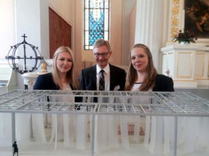 Die jungen Szenografinnen Carina Räbber und Larissa Vogdt zeigen Sparkassenvorstand Norbert Runde ein Modell ihrer Installation. (Foto: oe)