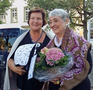 Die stellv. Bürgermeisterin Rosi Goldner ehrte Prof. Ilana Schapira-Marinescu (r.). (Foto: oe)
