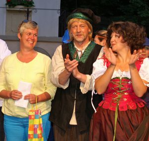 Jubiläumsbesucherin Silvia Siegerink (l.) mit den Hauptdarstellern von "Kiss me, Kate!". (Foto: Freilichtbühne)
