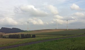 Die landwirtschaftlich genutzten Flächen im Stadtbezirk Holzen - hier bei Kirchlinde - zählen zu den wenigen für Windkraftanlagen geeigneten Potentialflächen im Arnsberger Stadtgebiet. (Foto: oe)