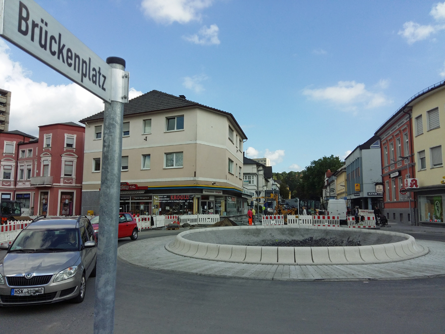 Der Verkehr über den neuen Kreisel an der Clemens-August-Straße in und aus Richtung Rumbeck wird am Freitag freigegeben. (Foto: oe)