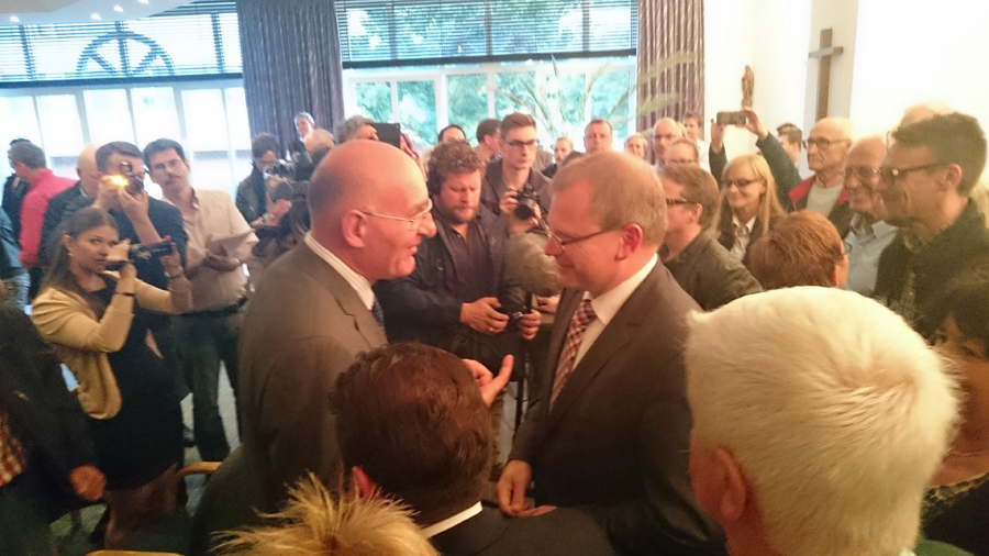 Detlef Lins gratuliert seinem frisch gewählten Nachfolger Ralph Brodel. (Foto: WISU)