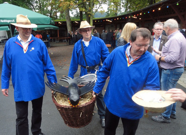 Die Vogelträger mit der Krähe für das erste Arnsberger Stadtschützenfest. (Foto: Schützen Herdringen)
