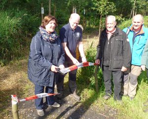 Rosi Goldner eröffnet den Weg der Jahresbäume, rechts daneben der Neheimer SGV-Vorsitzende Helmutheinz Welke. (Foto: oe)