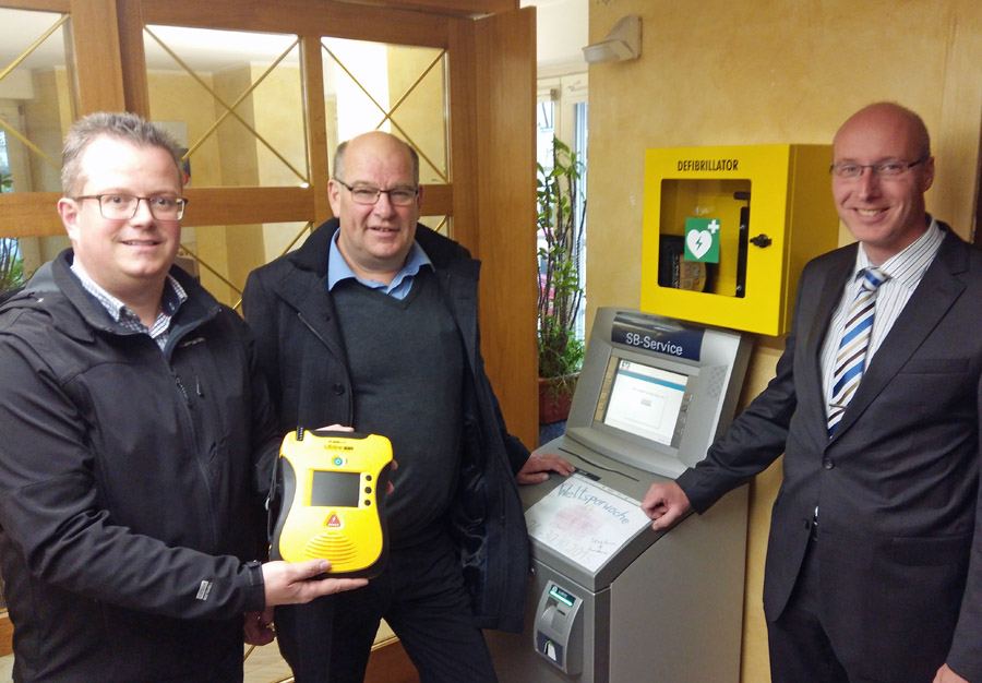 Christian Hins vom Förderverein, Ortsvorsteher Klaus-Rainer Willeke und Markus Sommer von der Volksbank (v. l. n. r.) präsentieren den neuen Defillibrator. (foto: oe)