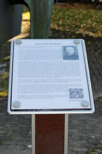 Die neue Informationssäule am Franz-Stock-Denkmal erläutert allen Interessierten dessen Bedeutung. (Foto: Cronenberg)