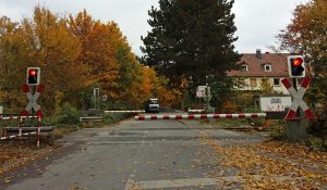 Bisher ein nadelöhr: der beschrankte Bahnübergang am Arnsberger Bahnhof. (Foto: oe)