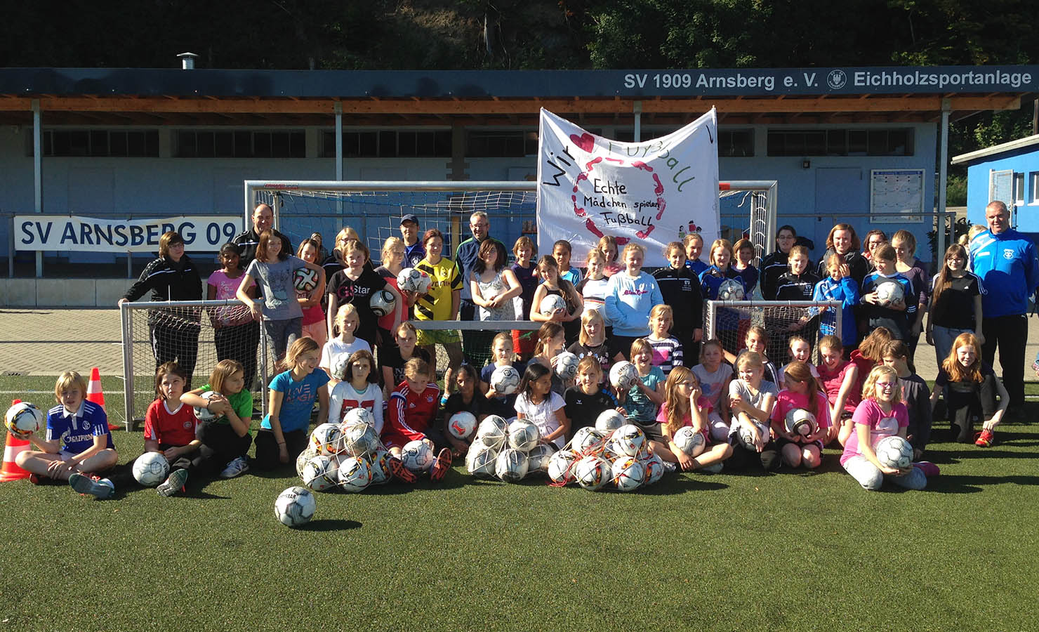 Gruppenbild beim Tag des Mädchenfußballs auf dem Sportplatz im Eichholz (Foto: Sekundarschule Arnsberg) 